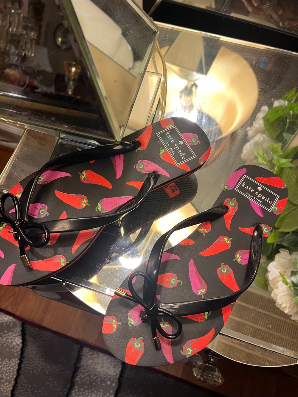 ❤️Kate spade black flip sandals with red and purple chili print - Picture 2 of 6
